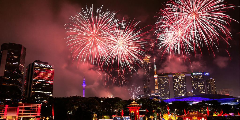 Fireworks over Singapore skyline for National Day celebration.