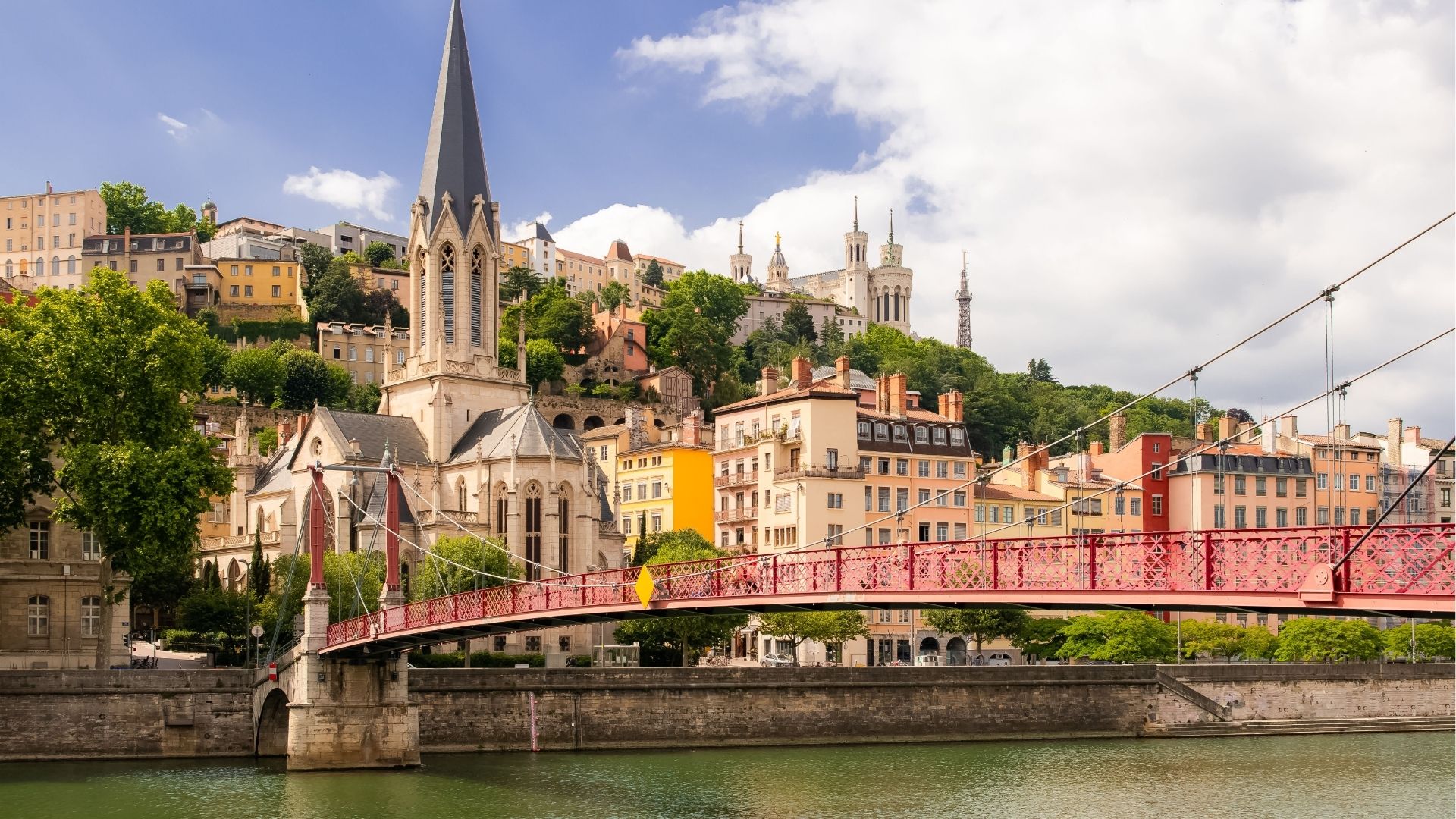 Vieux-Lyon, Saint-Georges church, colorful houses