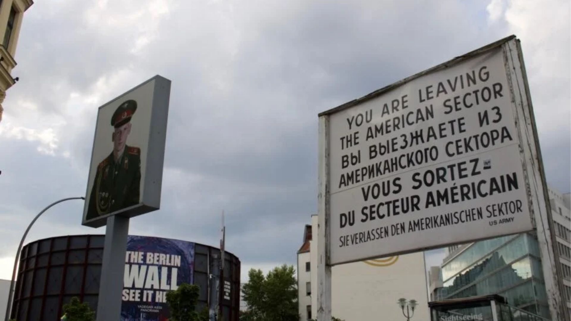 The former border “Checkpoint Charlie” and the asisi Panorama “The Wall” in the back
