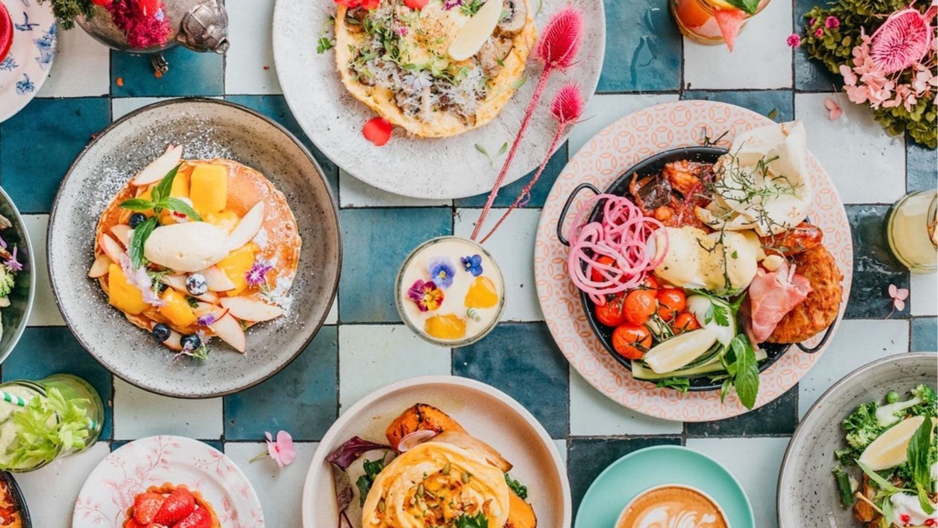 Coffee and brunch table at a local café, experiencing food culture while exploring a new city