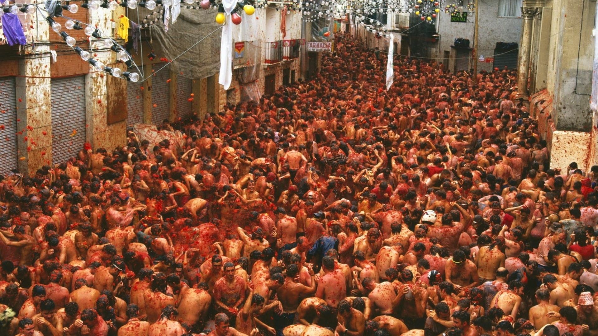La Tomatina crowd fills the streets with tomato fight chaos in Buñol Spain