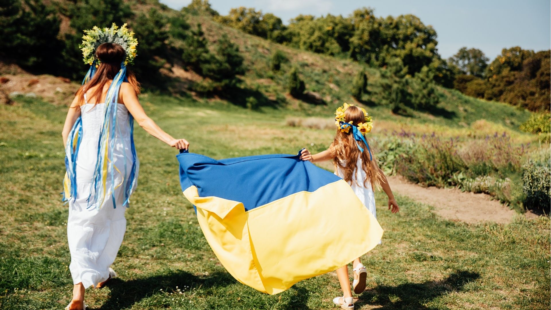 Midsummer Sweden 2026 Guide: Traditions, Travel & eSIM